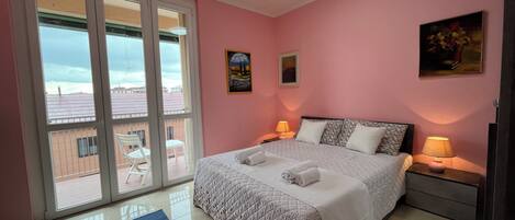 3 多间卧室、客房内保险箱、熨斗/熨衣板、免费 WiFi