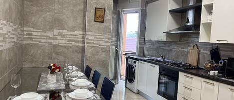 Mikrovågsugn, ugn, spishäll och kaffe- och tebryggare