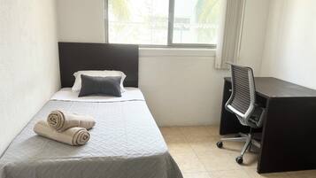 Basic Room | Desk, laptop workspace, free WiFi