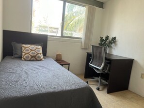 Eenvoudige kamer | Een bureau, een laptopwerkplek, gratis wifi