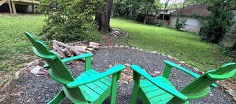 The Gallery Nextdoor - 2 bedroom ranch home with fenced yard