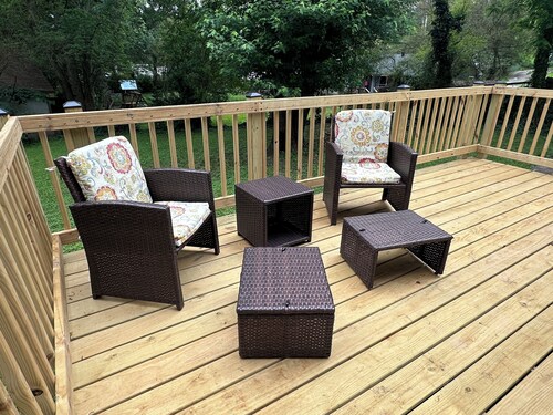 The Gallery Nextdoor - 2 bedroom ranch home with fenced yard