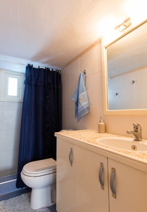 Sèche-cheveux, serviettes fournies, savon, shampoing