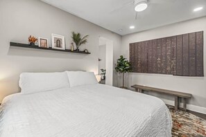 1 soverom, strykejern/-brett, wi-fi (inkludert) og sengetøy