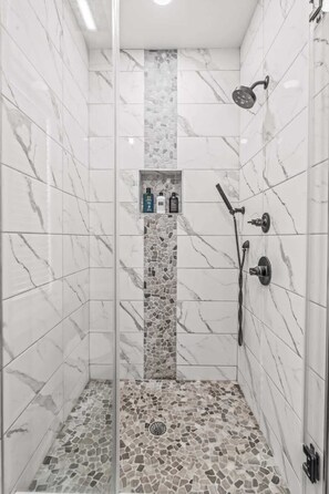 Shower, hair dryer, shampoo - Colorful King Bed Apt | Large Kitchen | Game Room (Conshohocken)