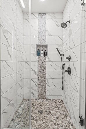 Ducha, secador de pelo, toallas y jabón