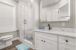 Dusj, hårføner, håndklær og såpe