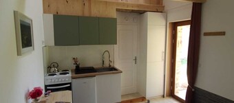 Gîte/Studio 2 personnes avec jardin clôturé (animaux acceptés) et grande douche.