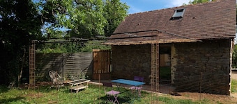 Gîte/Studio sleeps 2 with enclosed garden (pets welcome) and large shower.
