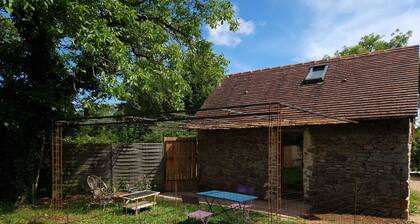 Gîte/Studio sleeps 2 with enclosed garden (pets welcome) and large shower.