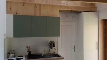 Fridge, oven, stovetop, coffee/tea maker