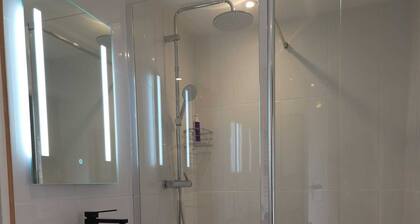 Gîte/Studio sleeps 2 with enclosed garden (pets welcome) and large shower.