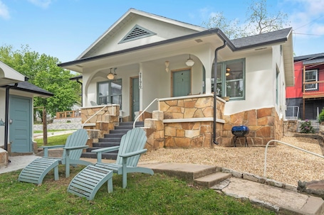 Exterior. Hummingbird Hideway Peaceful Lake View Cottage