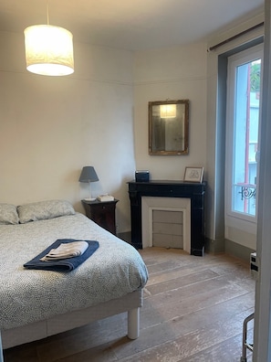 4 habitaciones, tabla de planchar con plancha, wifi y ropa de cama 