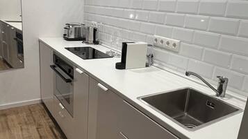 Fridge, oven, stovetop, dishwasher