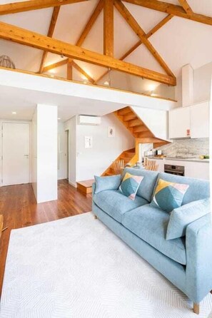 TV - Framed Corner by Portugal Active (Porto)