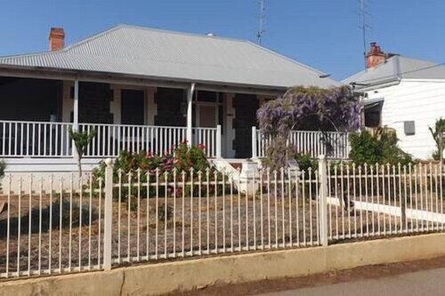 "Roseneath" Queen room with private bathroom, Rm 4