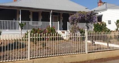 "Roseneath" Queen room with private bathroom, Rm 4