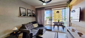 Leilighet – comfort | Oppholdsområde | En 40-tommers smart-TV med digitale kanaler samt Netflix