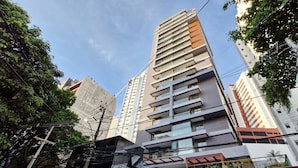 Ein mehrstöckiges Gebäude mit Balkonen und moderner Architektur.