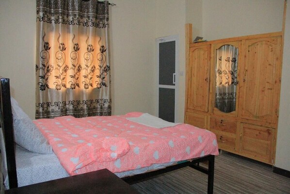 4 chambres, fer et planche à repasser, Wi-Fi, draps fournis