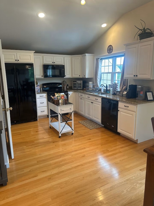 Mikrowelle, Ofen, Herdplatte, Geschirrspüler