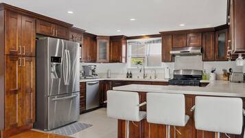 Een koelkast, een microgolfoven, een oven, een kookplaat