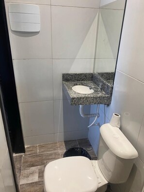 淋浴设施、毛巾、卫生纸