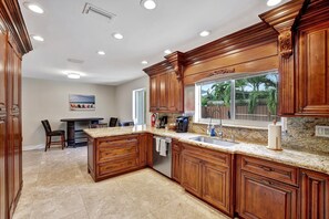 Full-sized fridge, microwave, oven, stovetop