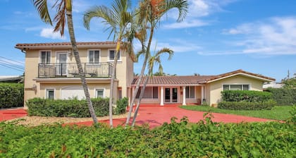 Beach Duplex 3br Manor with Heated Pool