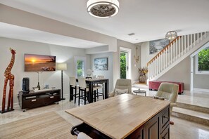 Full-sized fridge, microwave, oven, stovetop - Beach Duplex 3br Manor with Heated Pool (Lauderdale-by-the-Sea)