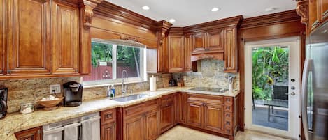 Full-sized fridge, microwave, oven, stovetop
