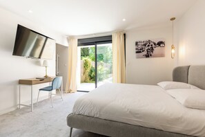 5 bedrooms, desk, travel crib, free WiFi