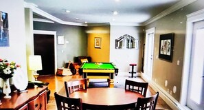Games room - Sunny Island by White Rock B&B Cozy Family Club 3B2B (Surrey)