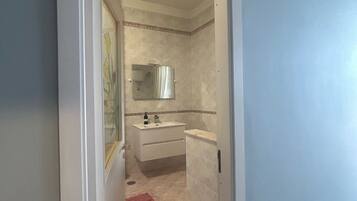 Combined shower/tub, free toiletries, hair dryer, towels