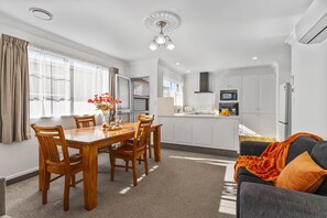 Dining - Taupo Town and Lake - 2 bedroom (Taupō)