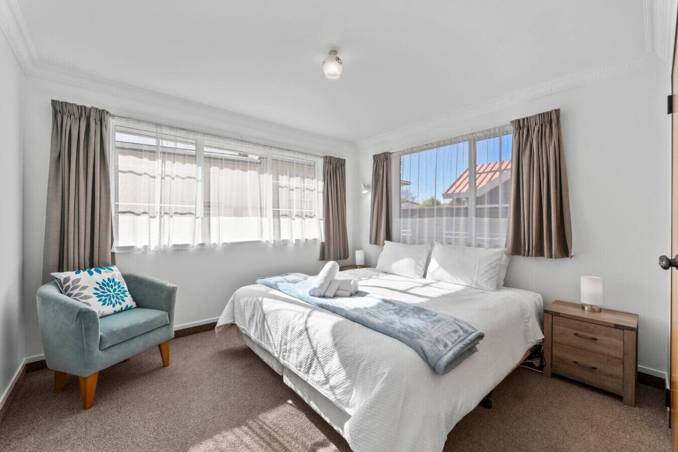 2 bedrooms, desk, WiFi, bed sheets