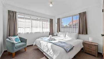 2 bedrooms, desk, WiFi, bed sheets