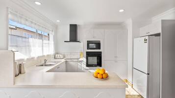 Kjøleskap, mikrobølgeovn, ovn og kokeplater