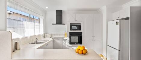 Geladeira, micro-ondas, fogão, cooktop