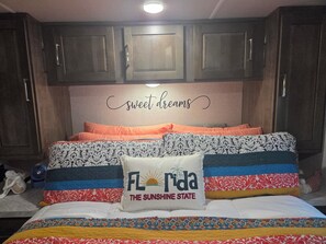 1 bedroom, bed sheets