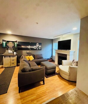 Smart TV, fireplace, books - Executive central Nanaimo townhouse close to all amenities (Nanaimo)