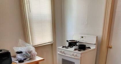 Charming 2-bedroom apartment in delightful Rochester with WiFi, AC