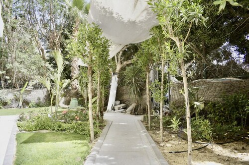 Al Motameyez Stylish 2BR Retreat w/ Private Garden