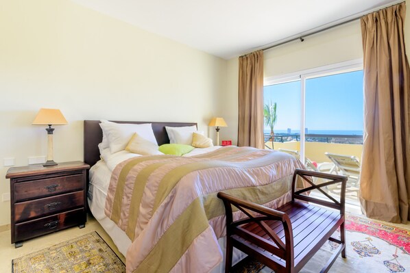 3 habitaciones, escritorio, tabla de planchar con plancha y wifi gratis