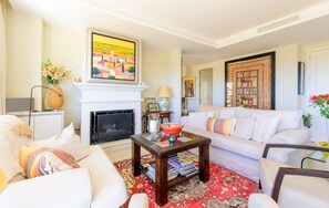 Smart TV - Elviria Hills Penthouse – Idyllic Golf & Sea View Oasis in Marbella (Marbella)