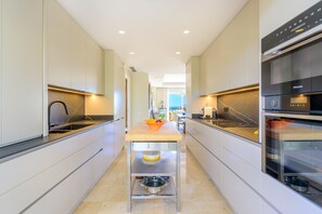 Refrigerador, microondas, horno y lavavajillas