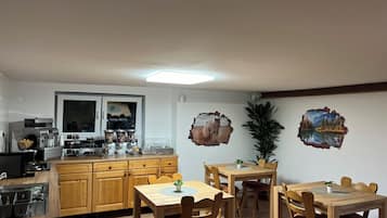 Desayuno de autoservicio (EUR 10 por persona)