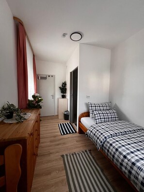 Single Room, Garden View | Soundproofing, free WiFi, bed sheets