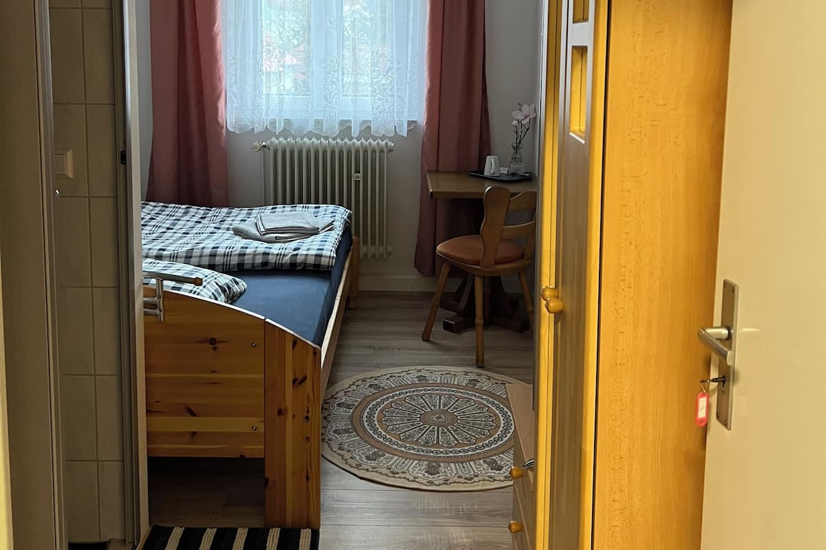 Eenpersoonskamer, uitzicht op tuin | Geluiddichte muren, gratis wifi, beddengoed